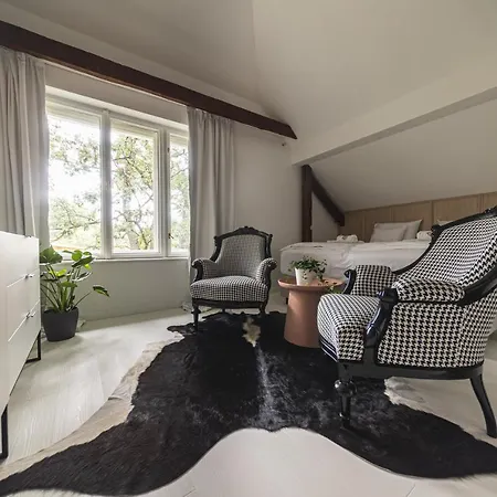 Chez Les Amis - Adults Only بيت ضيافة بالاتونزيبيد