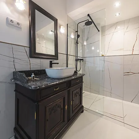 Chez Les Amis - Adults Only بيت ضيافة بالاتونزيبيد