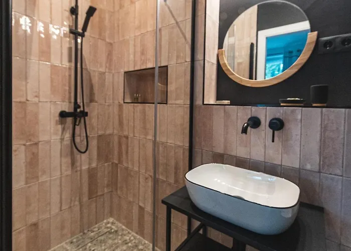 בית הארחה Chez Les Amis - Adults Only 4*